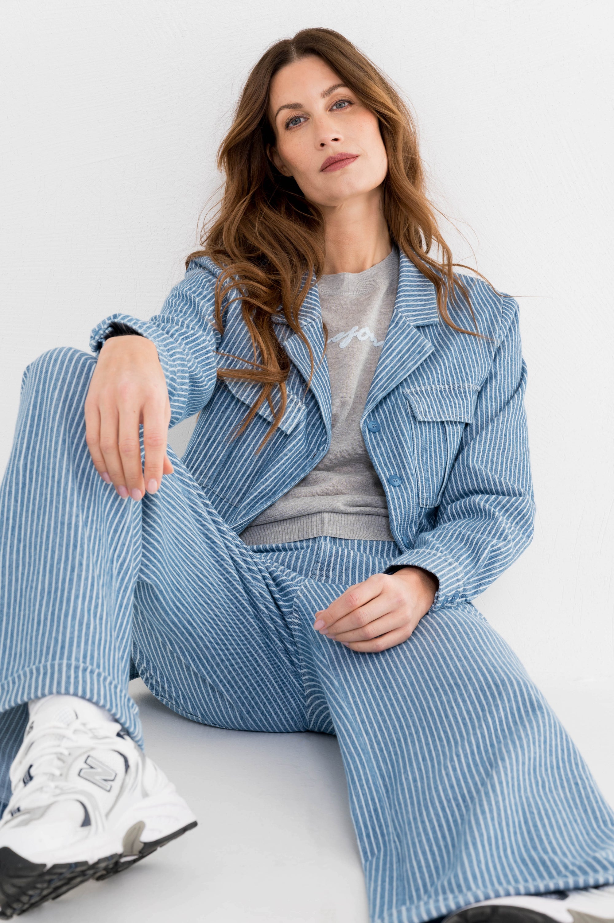 stoere damesset blauw gestreepte jeans look met een lichtgrijs t-shirt