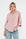 dame draagt een roze blouse met driekwartmouw, knoopsluiting en v-hals