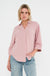 dame draagt een roze blouse met driekwartmouw, knoopsluiting en v-hals