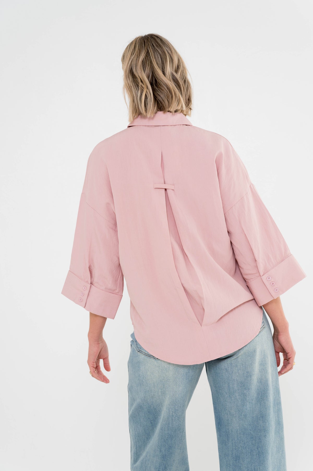 achterkant roze blouse vieve van maicazz met wijd uitlopende mouwen