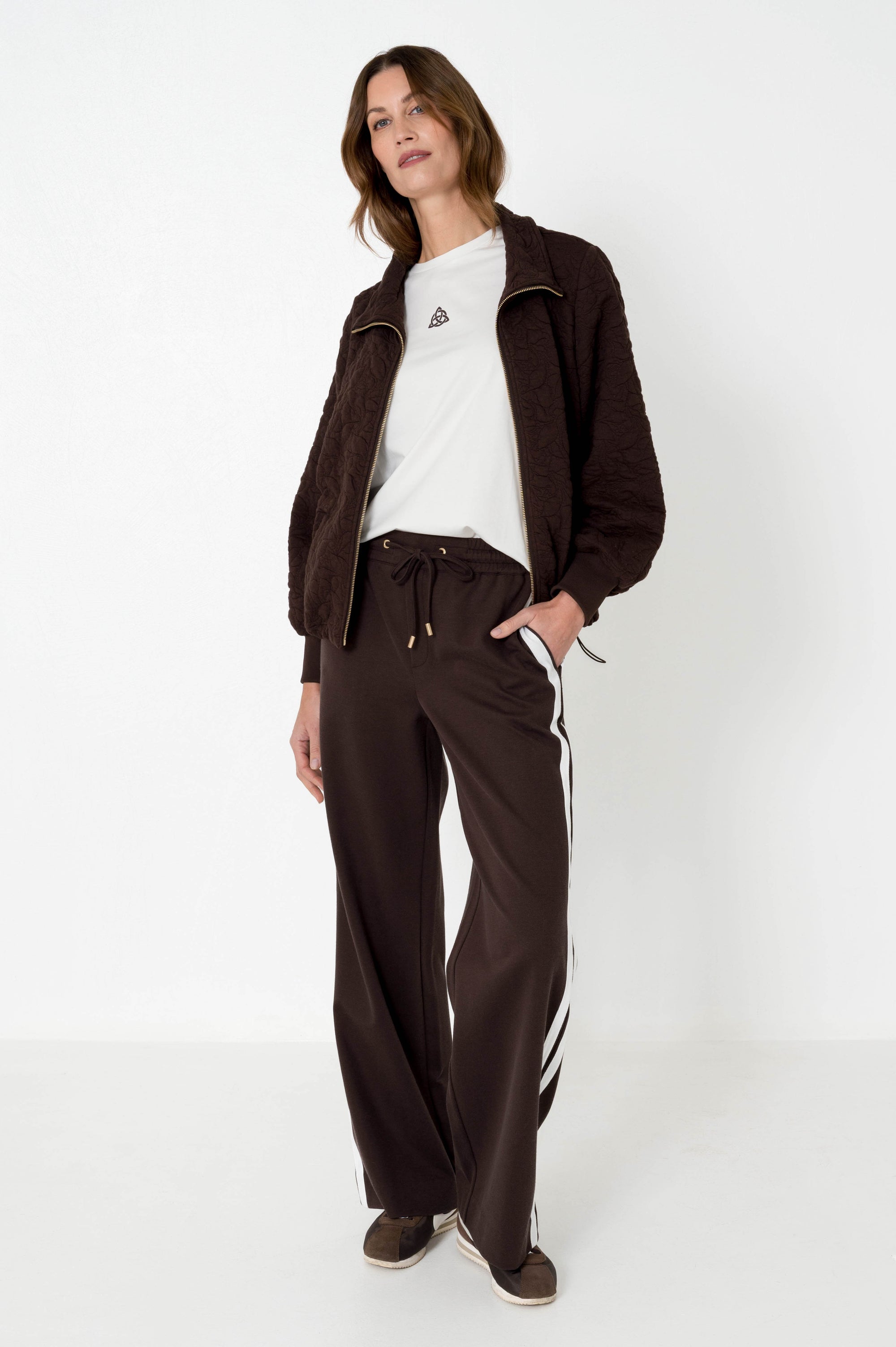 bruine sportieve broek met dubbele witte streep aan beide zijkanten
