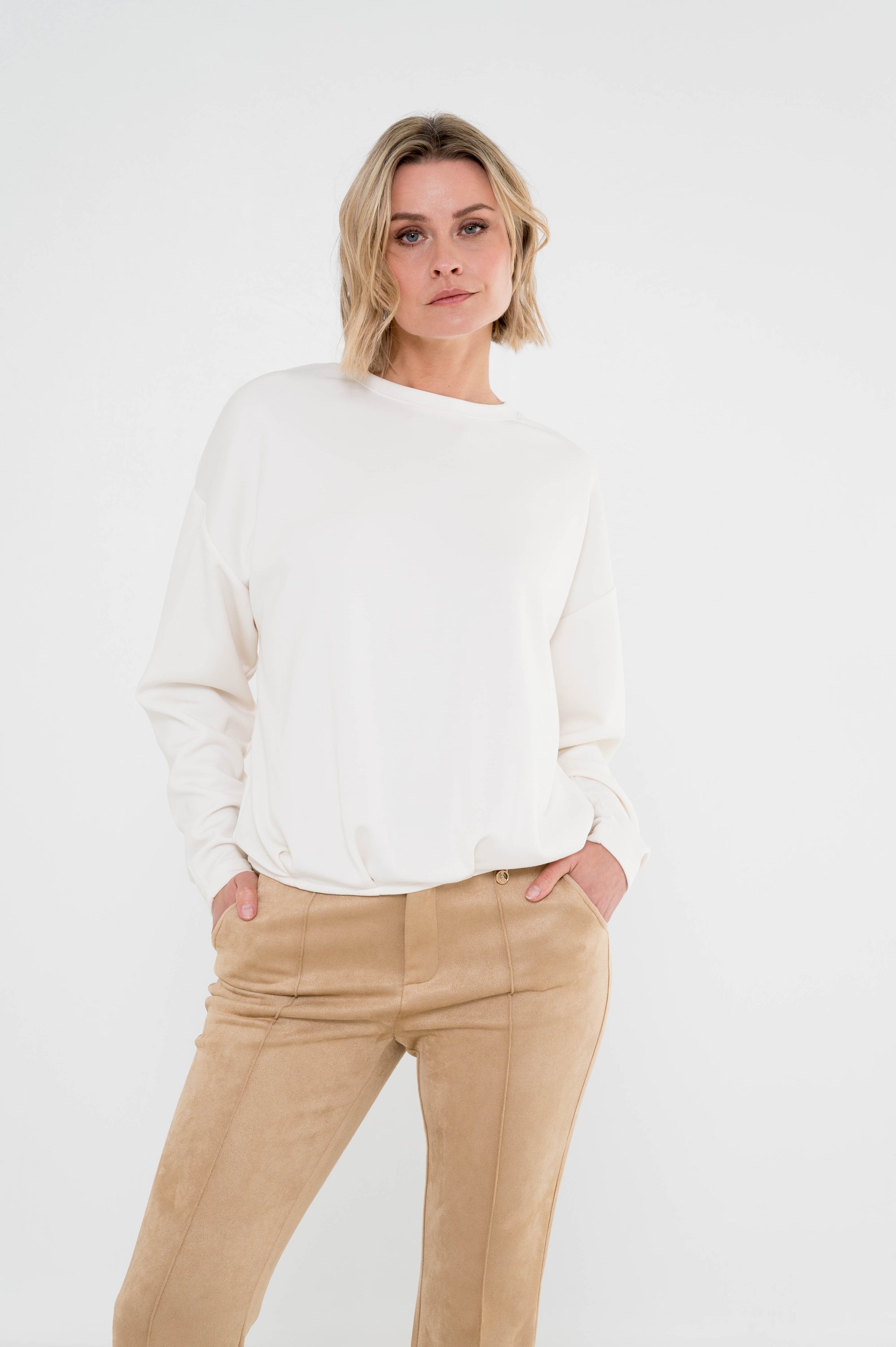 offwhite trui op een zandlkeur broek gecombineerd