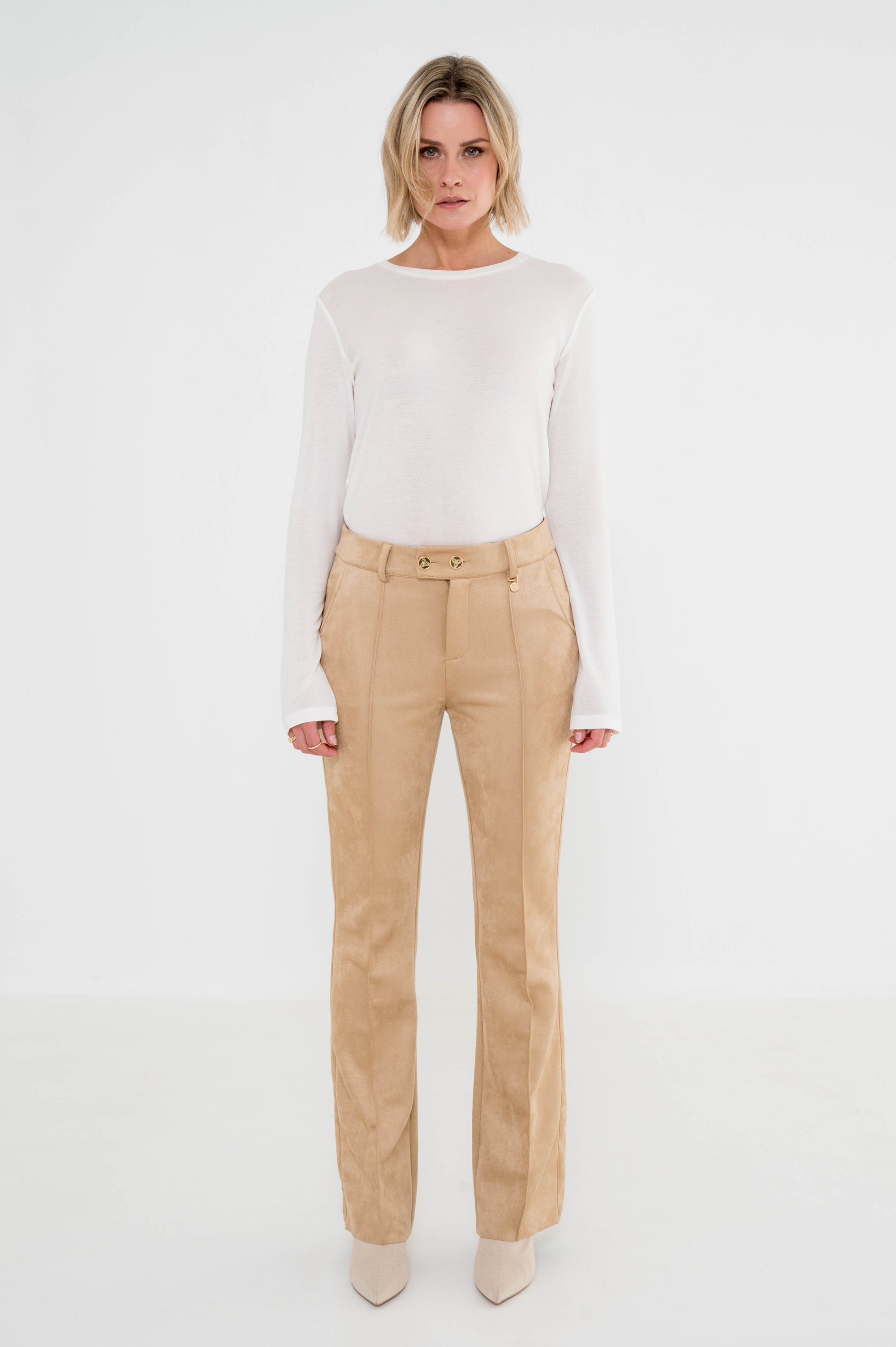 flared fit broek pia in camelkleur gecombineerd met een wit shirt voor een frisse herfstlook