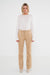 flared fit broek pia in camelkleur gecombineerd met een wit shirt voor een frisse herfstlook