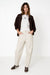 offwhite barreljeans lagos in combinatie met wit t-shirt en bruin jasje