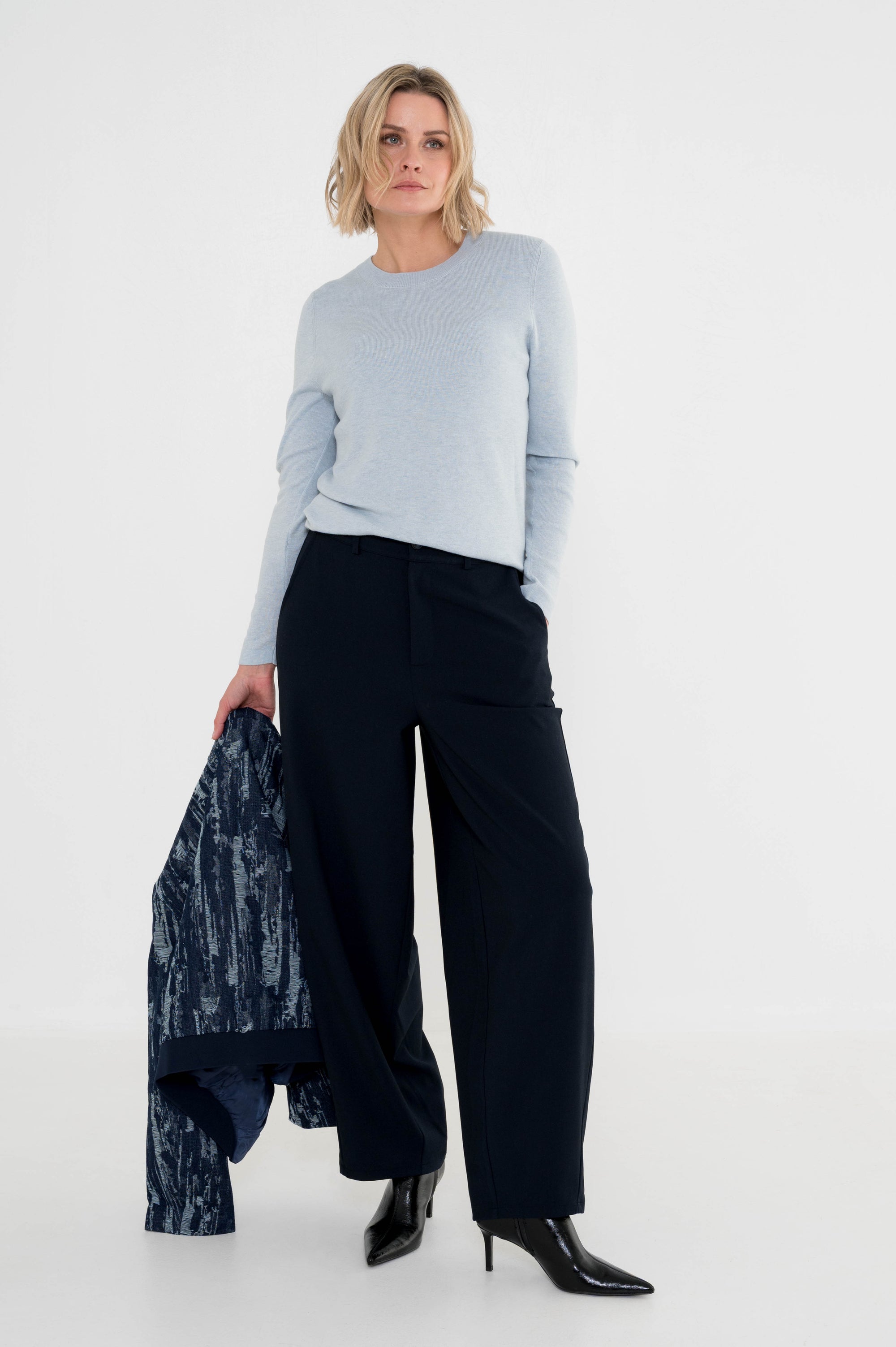 donkerblauwe wide fit barrel in combinatie met een lichtblauwe trui