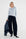 donkerblauwe wide fit barrel in combinatie met een lichtblauwe trui