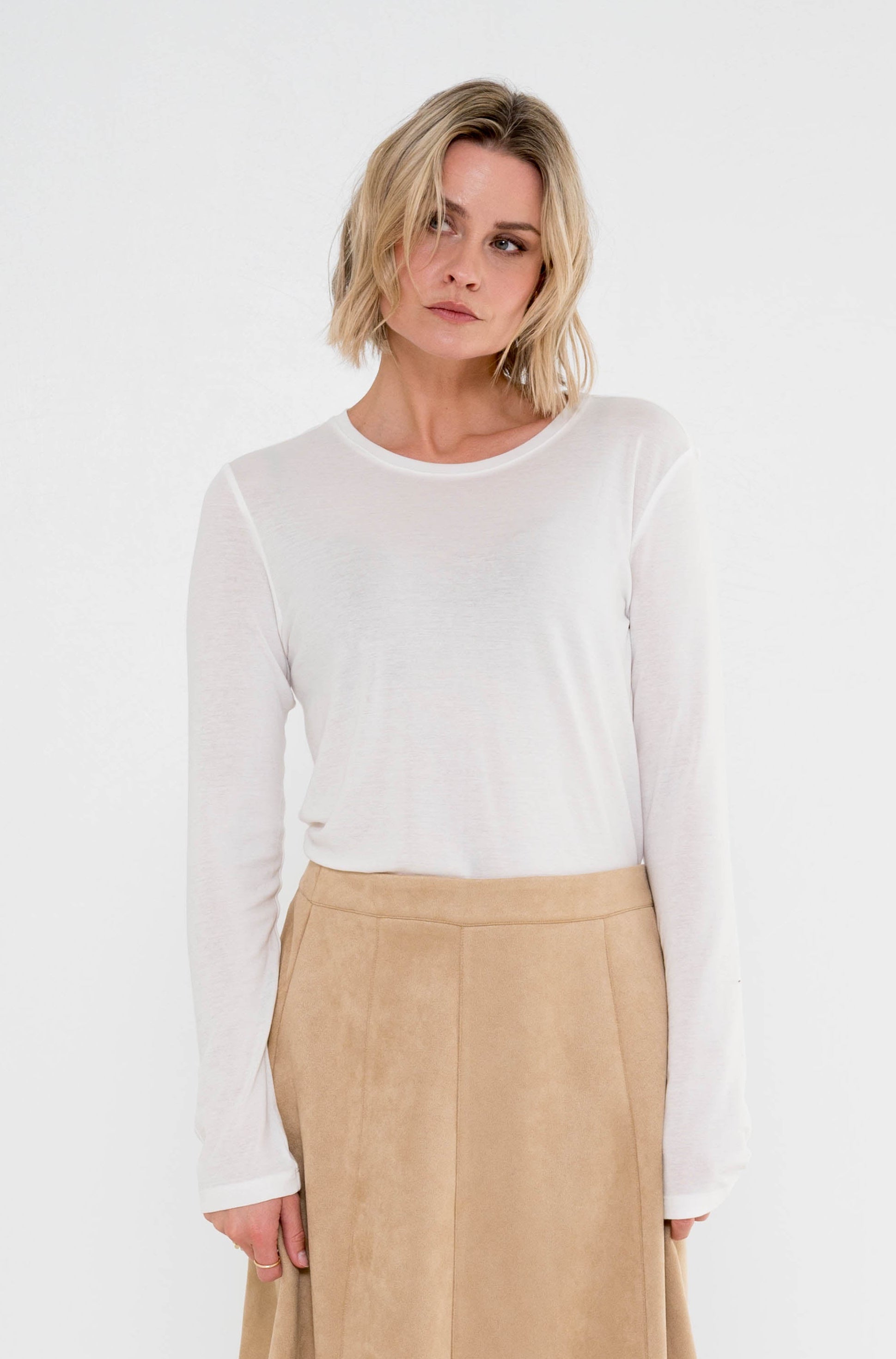 combineer dit offwhite damesshirt op een zandkleurige rok voor een stijlvolle look 