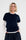 model draagt het donkerblauw shirt vita met korte mouwen over een wit shirt met lange mouwen