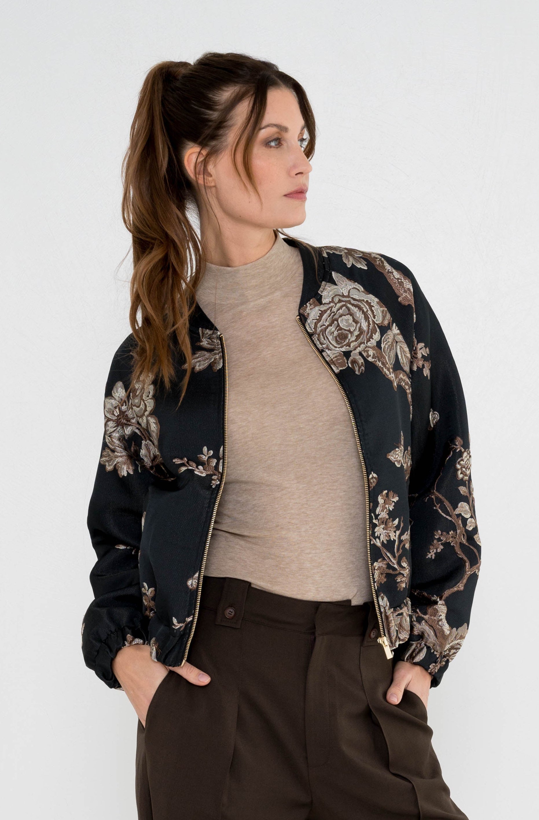 model draagt de paris zwarte bomber jas van maicazz met luxe bruine bloemenprint