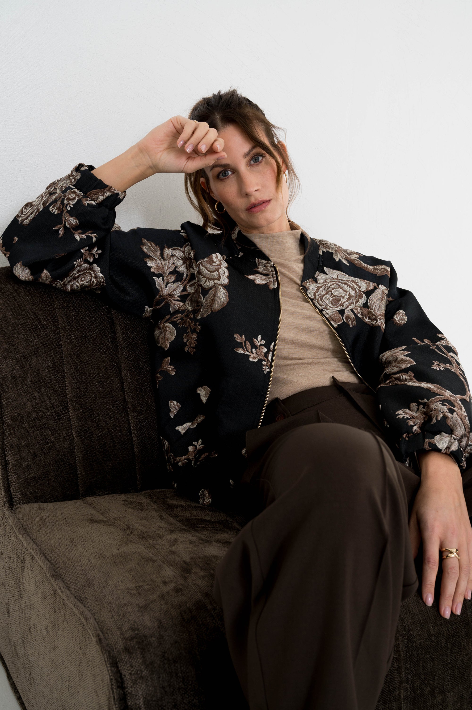 model draagt de paris zwarte bomber jack van maicazz gecombineerd met een bruine broek en zandkleurige coltrui voor een echte herfstlook