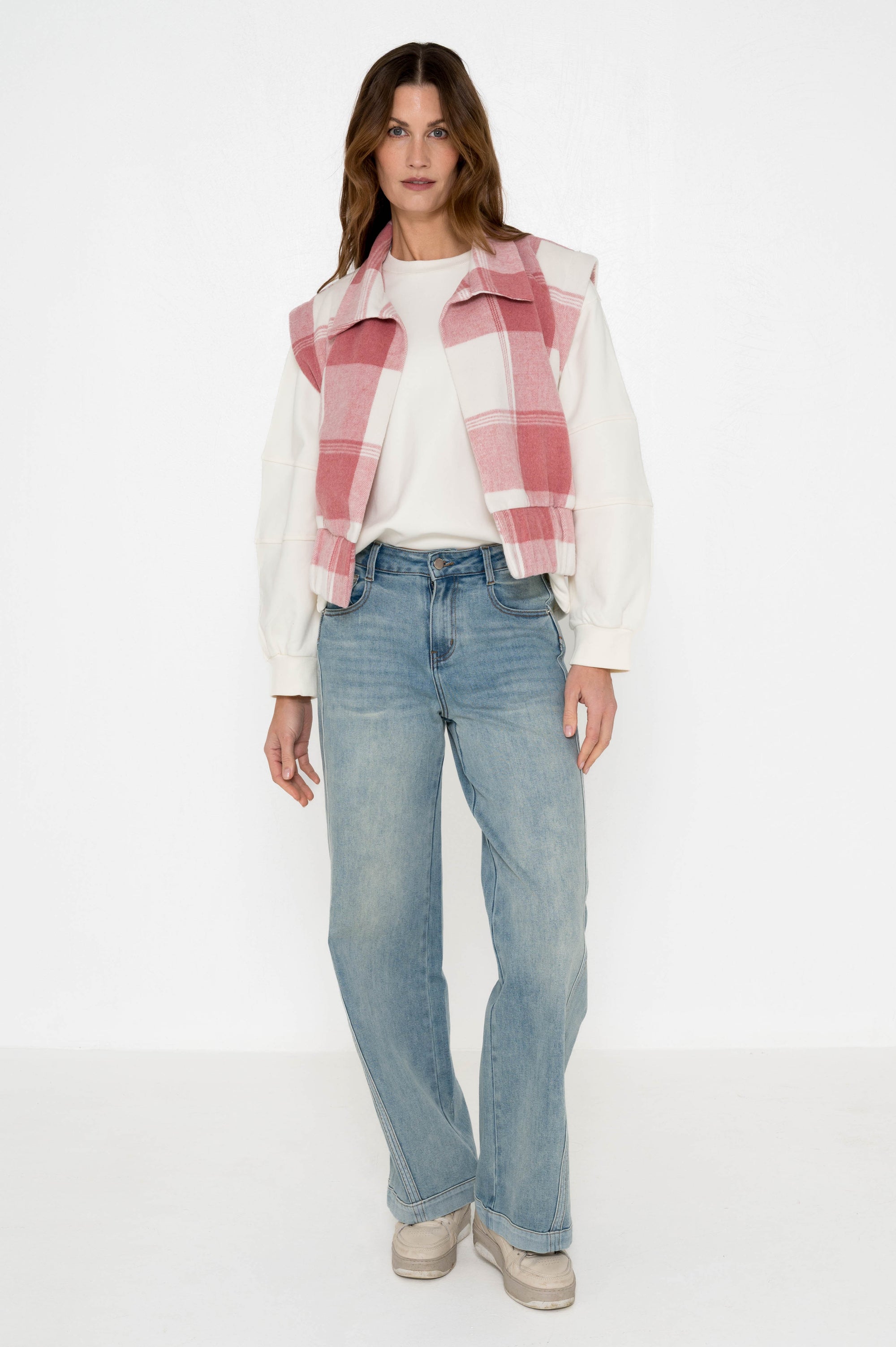 washed blue wide leg jeans lisboa met een leuke offwhite trui en geblokte bodywarmer 