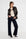 model draagt donkerblauwe denim met een bruine leatherlook jasje en een t-shirt eronder