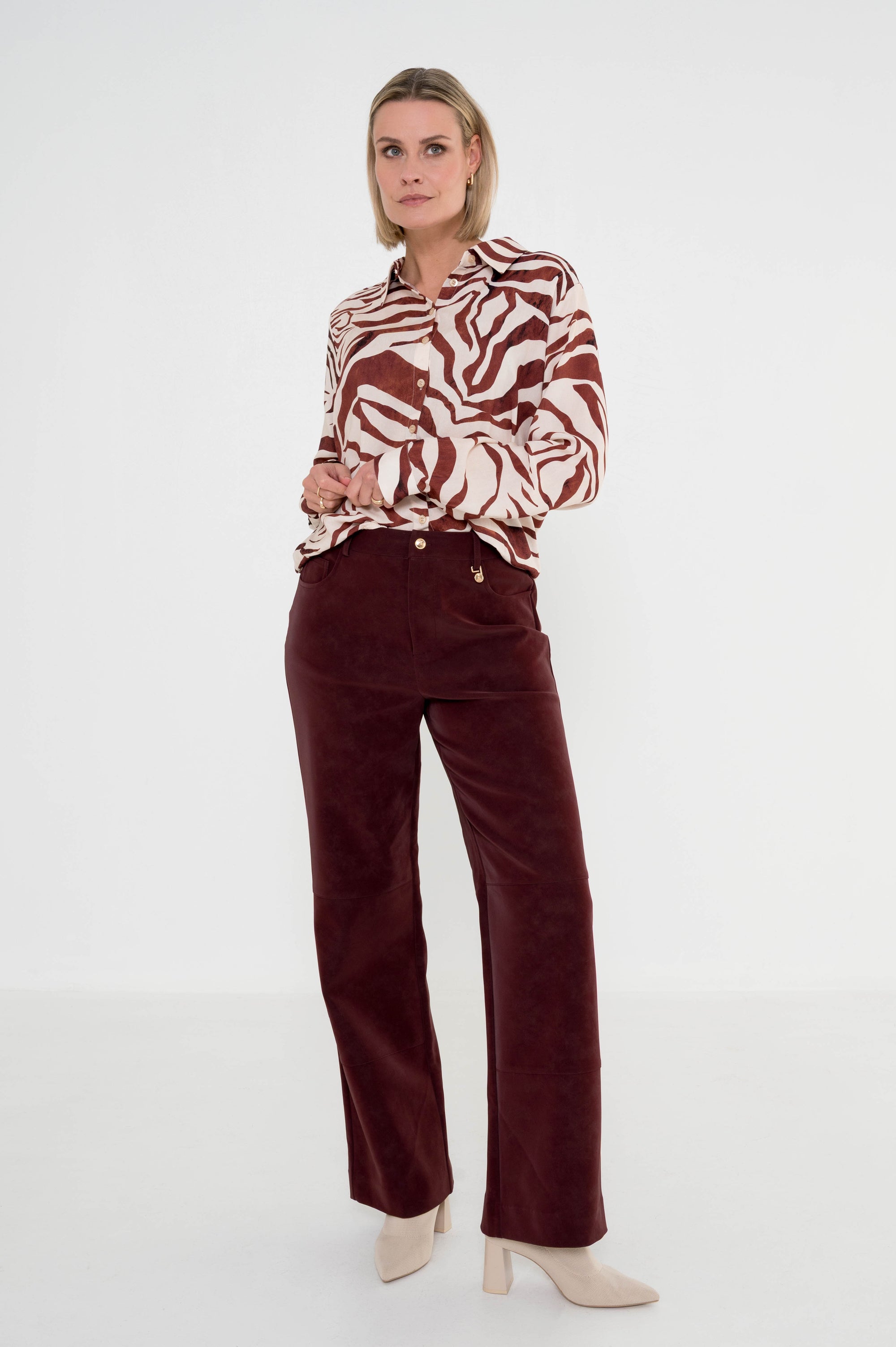 combineer blouse pydia met zebraprint op een bruine broek