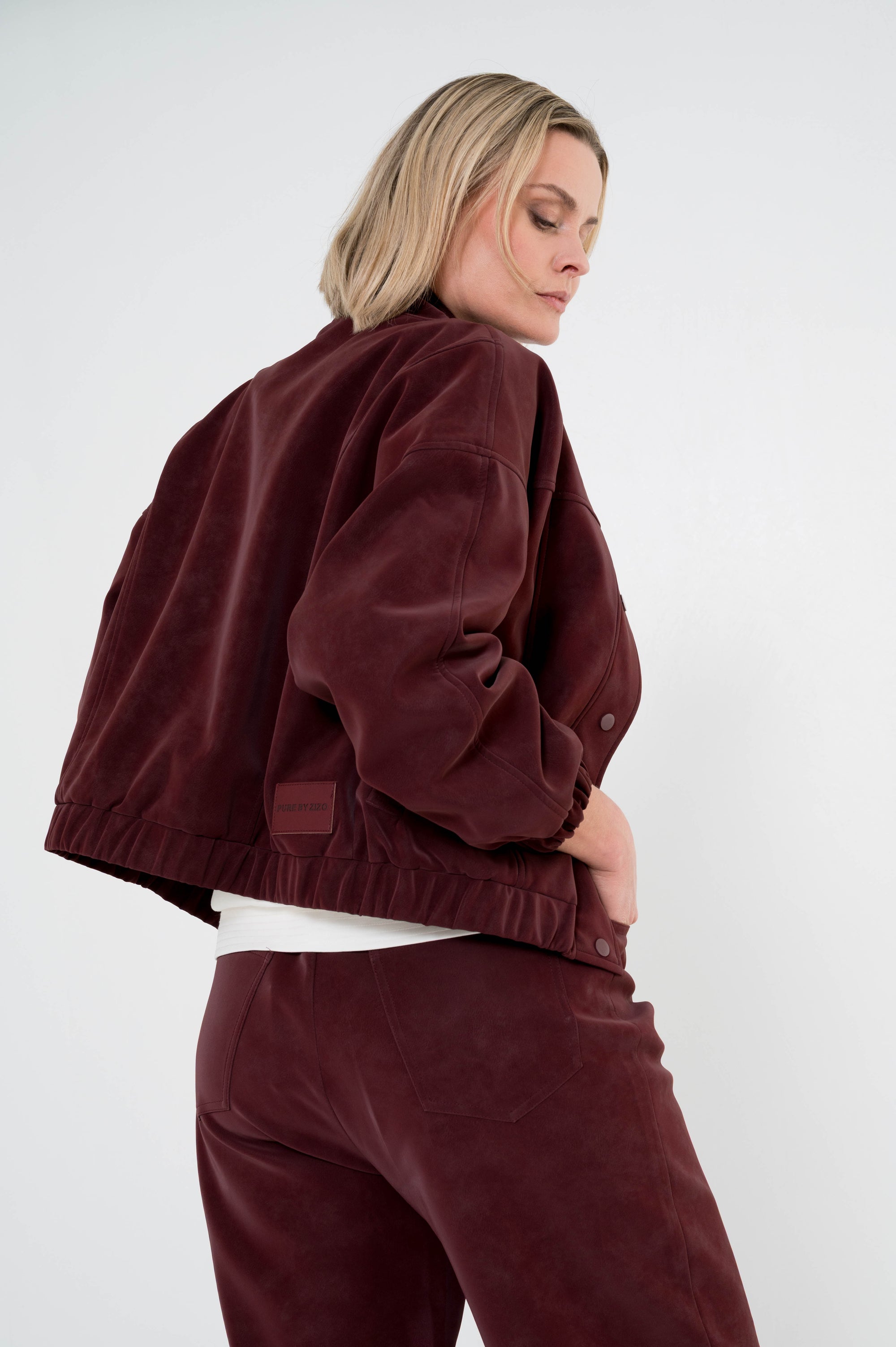 achterkant wijnrood suedelook jasje met bijpassende broek