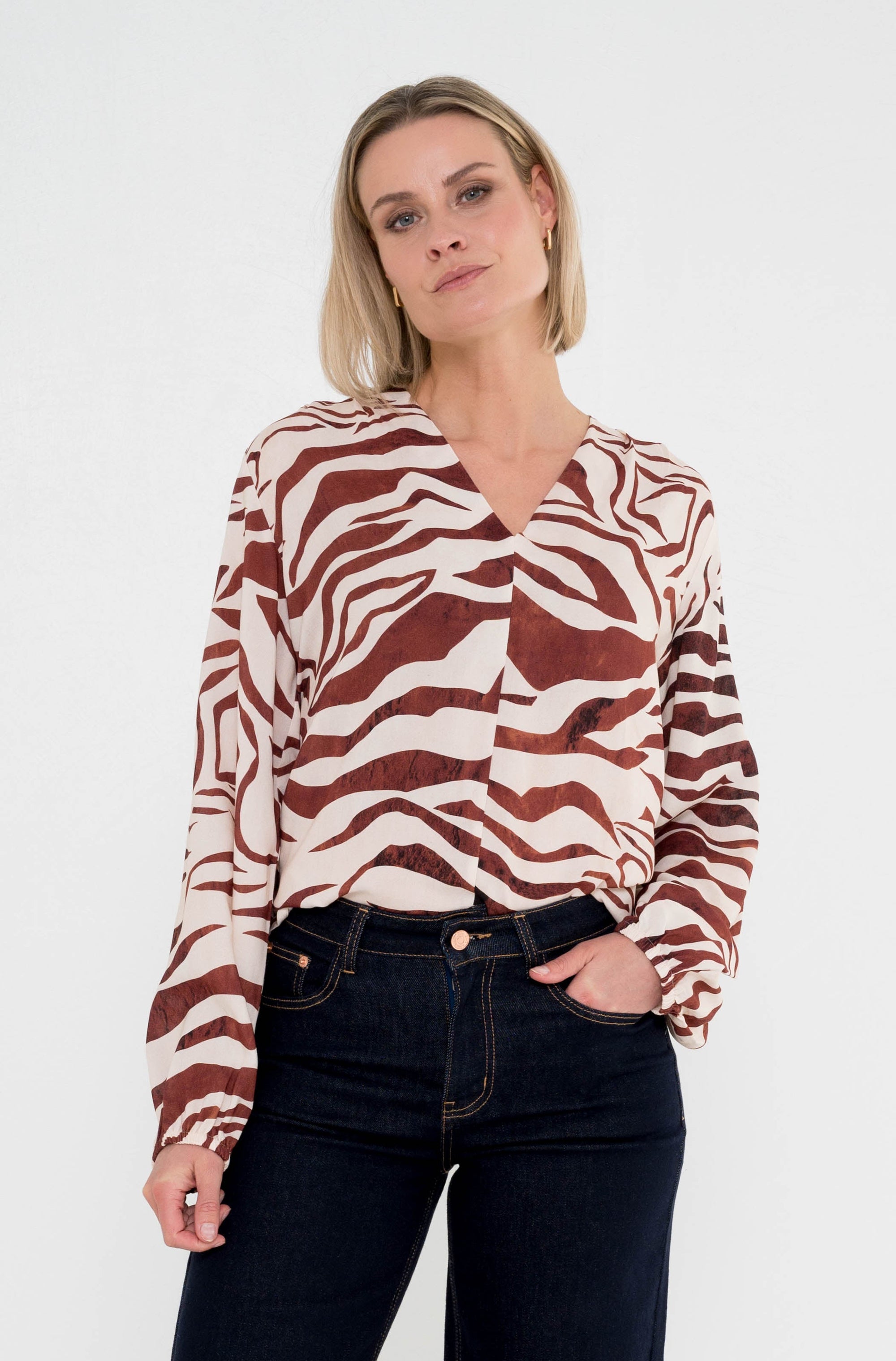 model draagt de tanevi bruin-wit shirt met zebraprint van maicazz met losse pasvorm en lange mouwen
