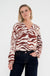 model draagt de tanevi bruin-wit shirt met zebraprint van maicazz met losse pasvorm en lange mouwen
