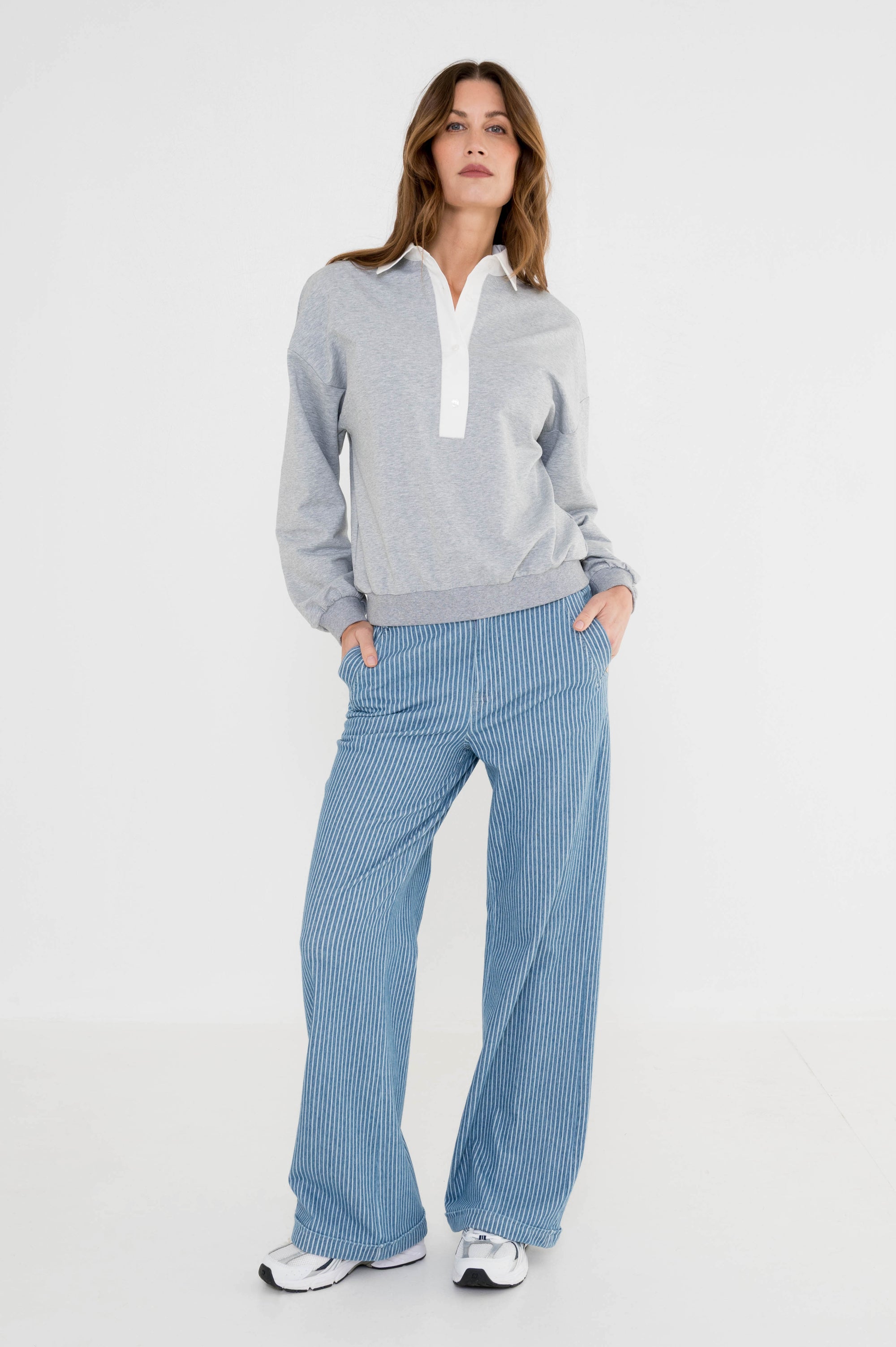 stoere blauw gestreepte jeans met een grijs shirt met een witte kraag 