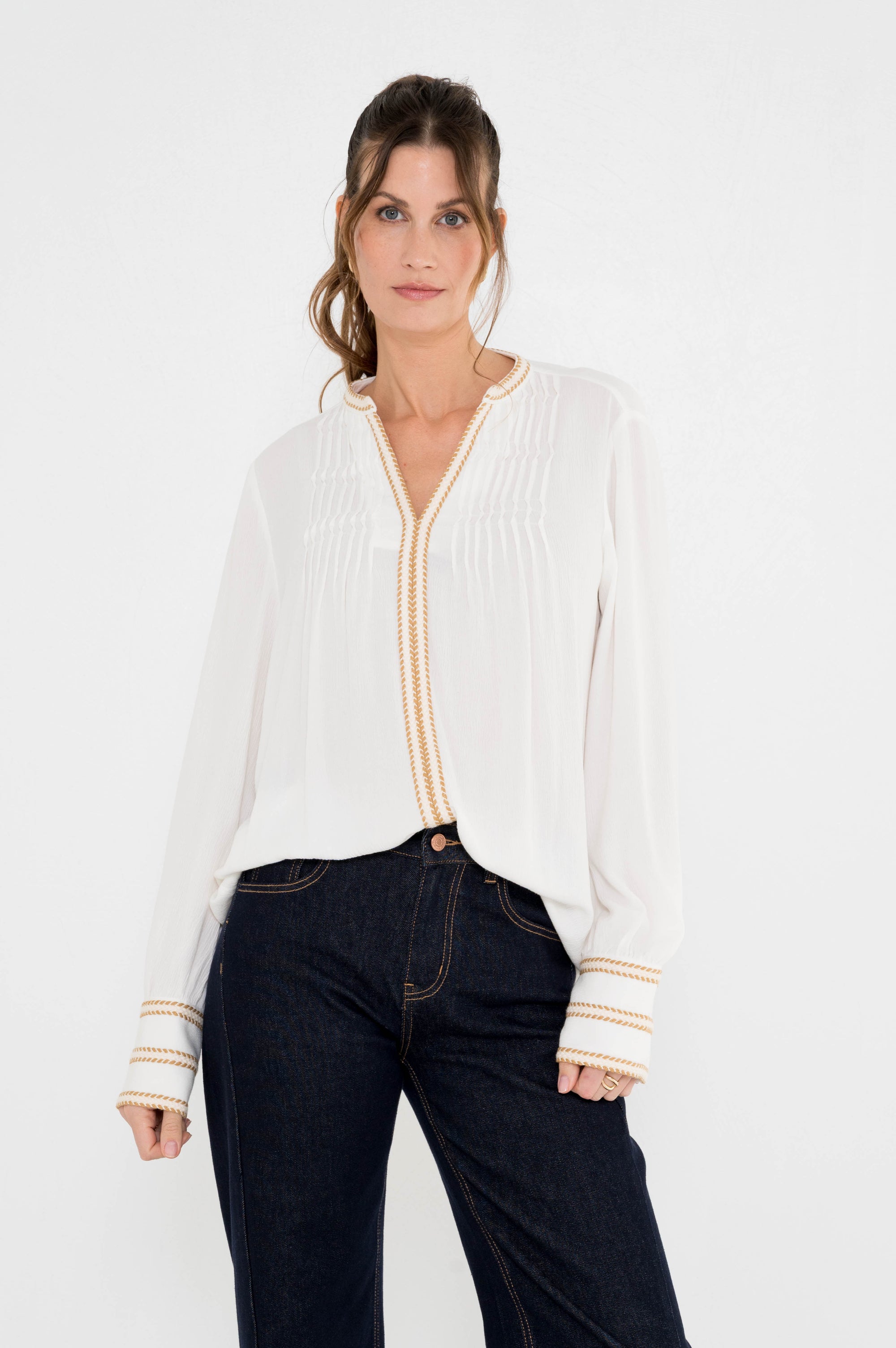 model draagt de vianne damesblouse off-white op een donkere stoere denim 