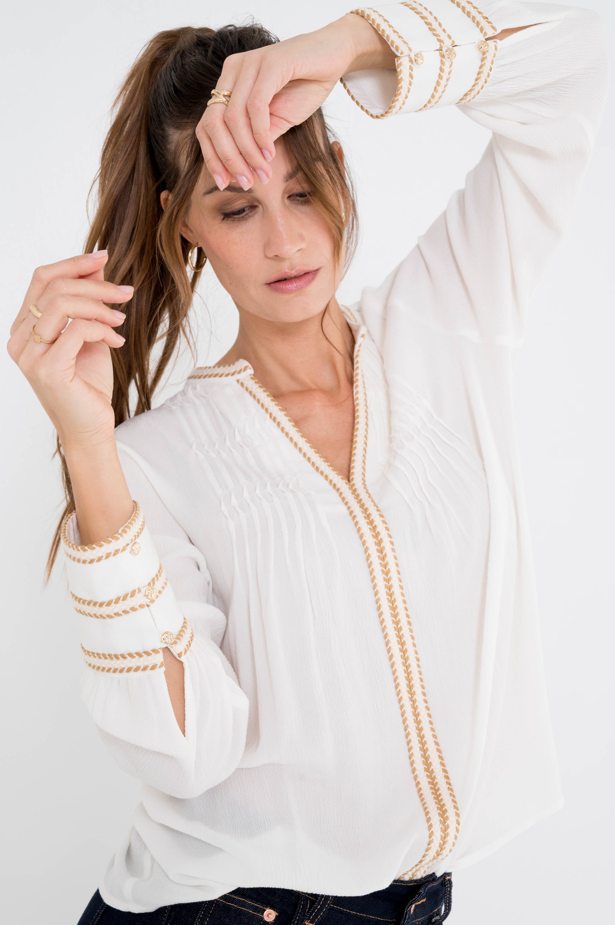 dame draagt de off-white blouse vianne met camelkleurige details