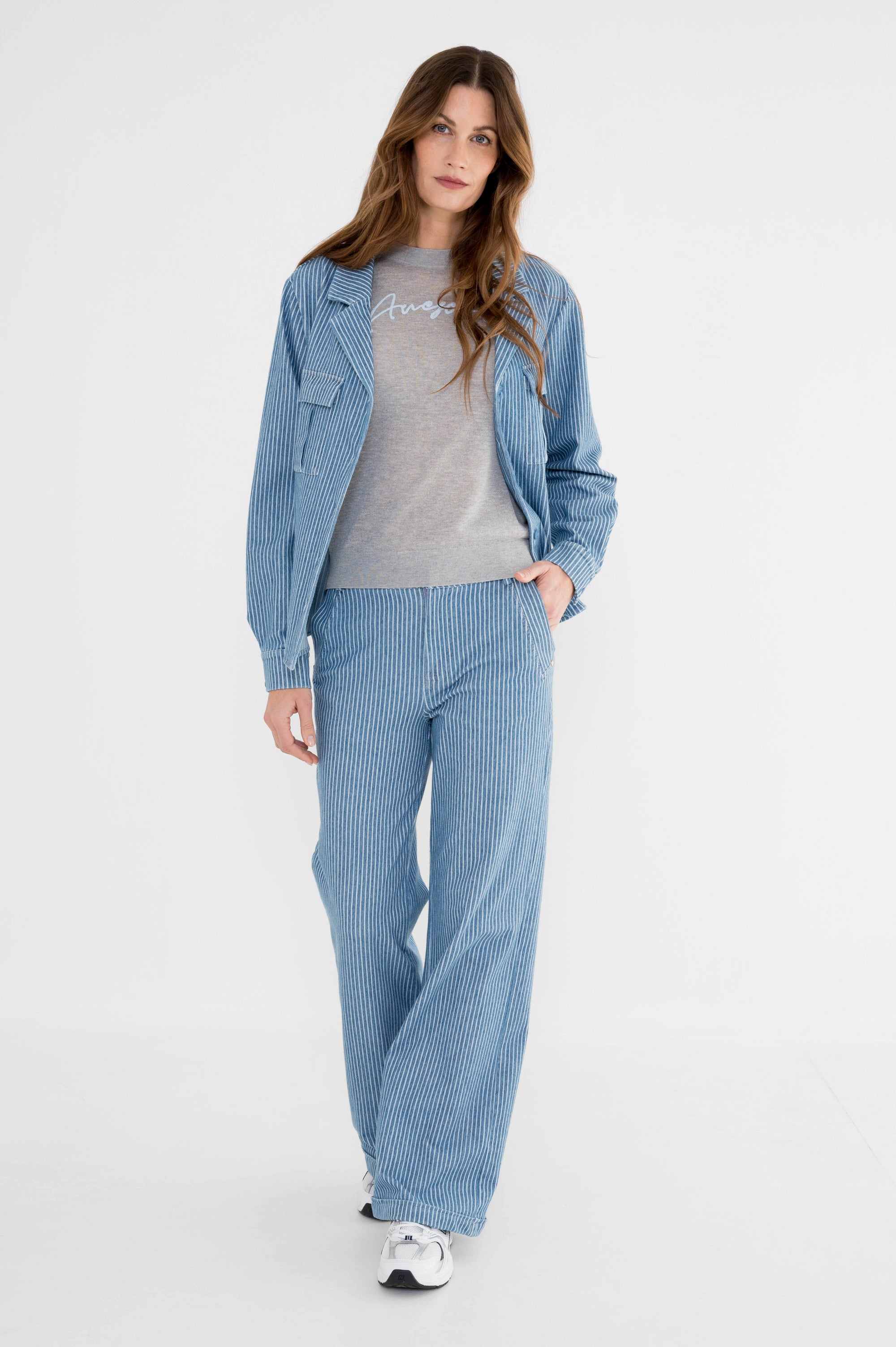 blauw gestreepte jeans gecombineerd met een zelfde soort blouse die je ook goed als jasje kan dragen