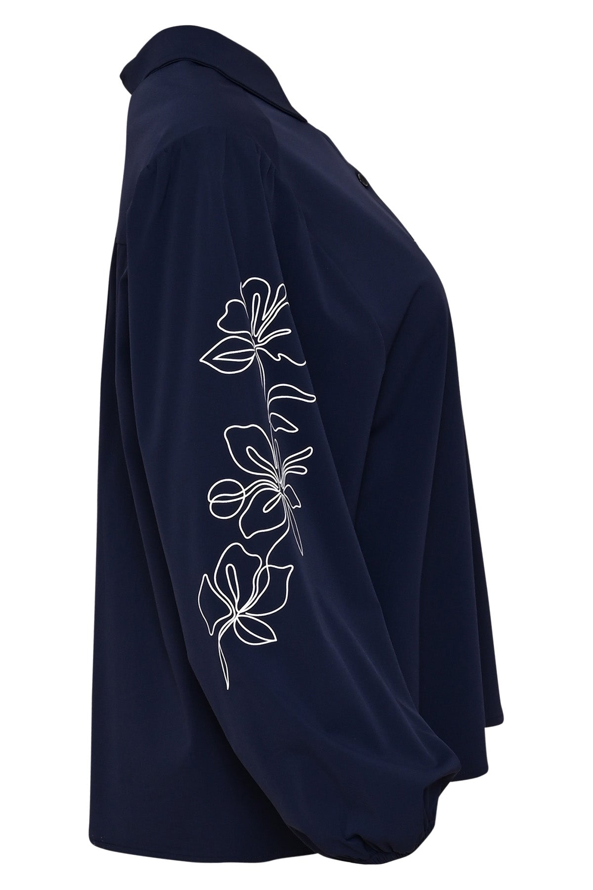 zijaanzicht donkerblauwe travelblouse larixxe met bloempatroon op de mouwen