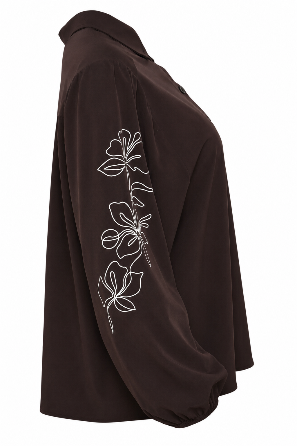 zijaanzicht travel blouse larixxe bruin waarbij je het witte bloempatroon op de mouwen goed ziet