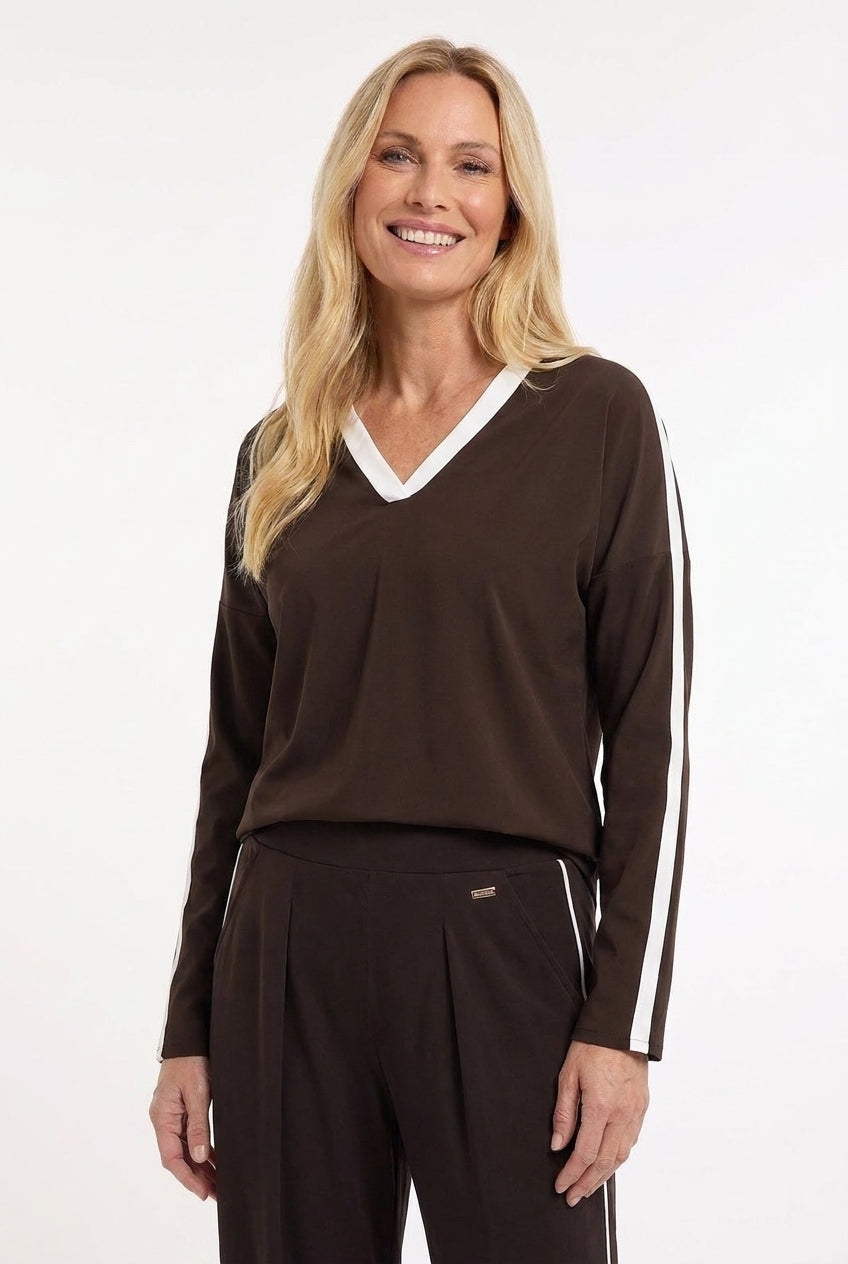 donkerbruin travel shirt van Maicazz met lange mouwen, V-hals en offwhite contraststrepen op een bruine travel broek