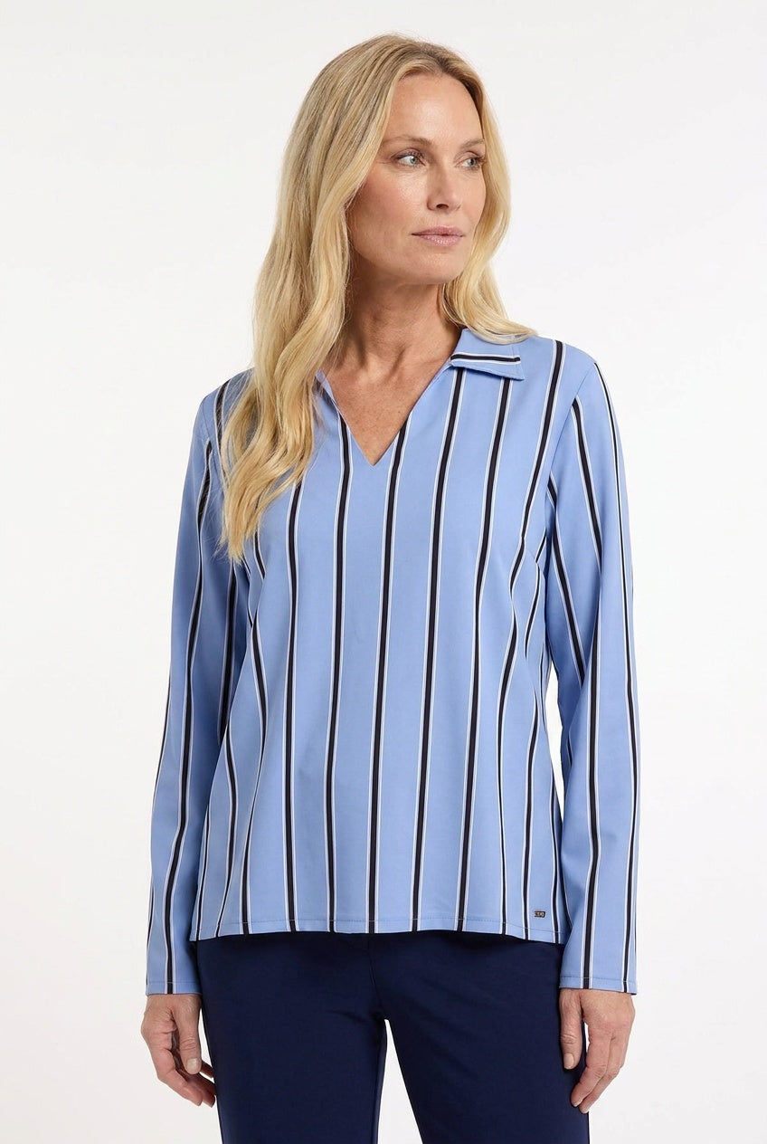 dame draagt het travelshirt padyn op een donkerblauwe travelbroek