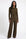 model draagt wide leg patti in het mosgroen met een mosgroen shirt met ronde hals en lange mouwen