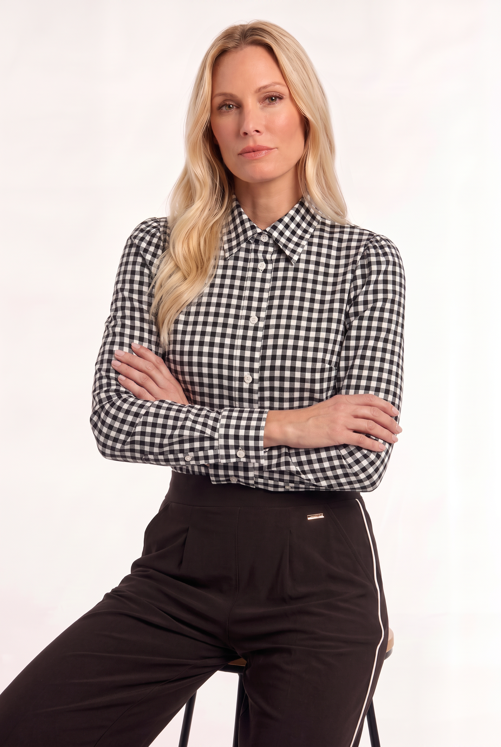 model draagt travelblouse payette boven bruine travelbroek rida