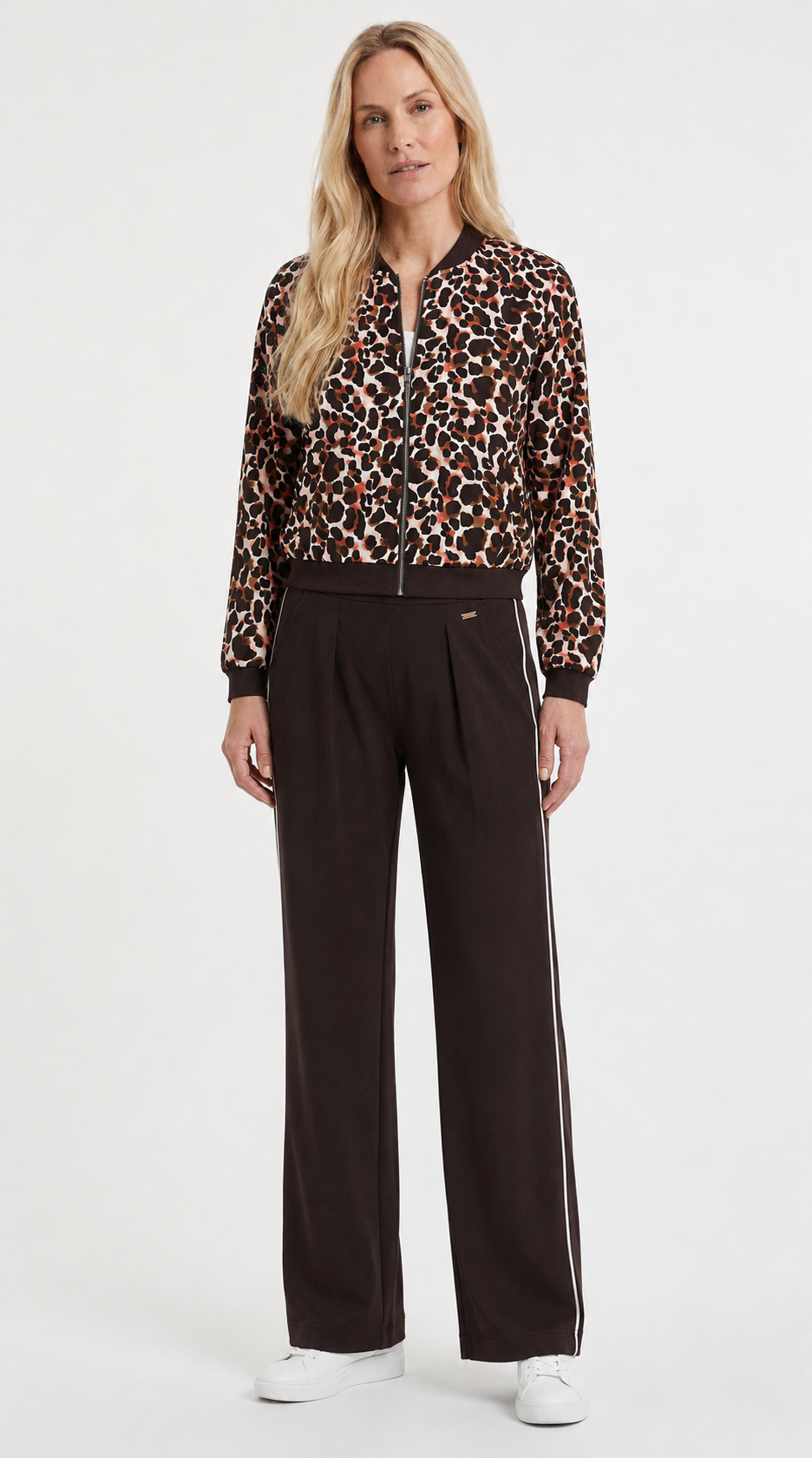 rida travelbroek bruin met offwhite streep aan de zijkant gecombineerd met panterprint jasje