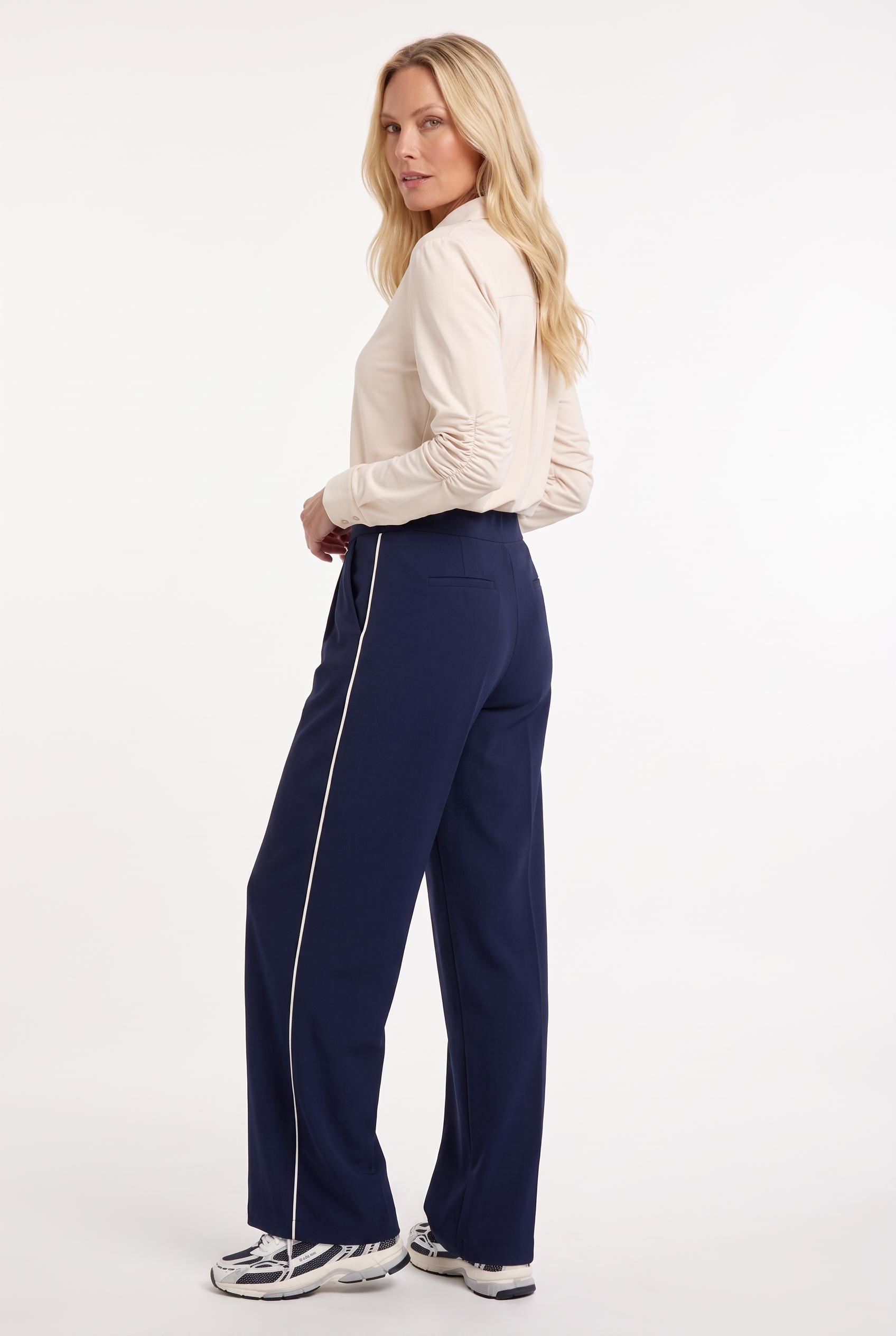 achterkant travelbroek rida donkerblauw met offwhite streep aan zijkant en paspel achterzakken