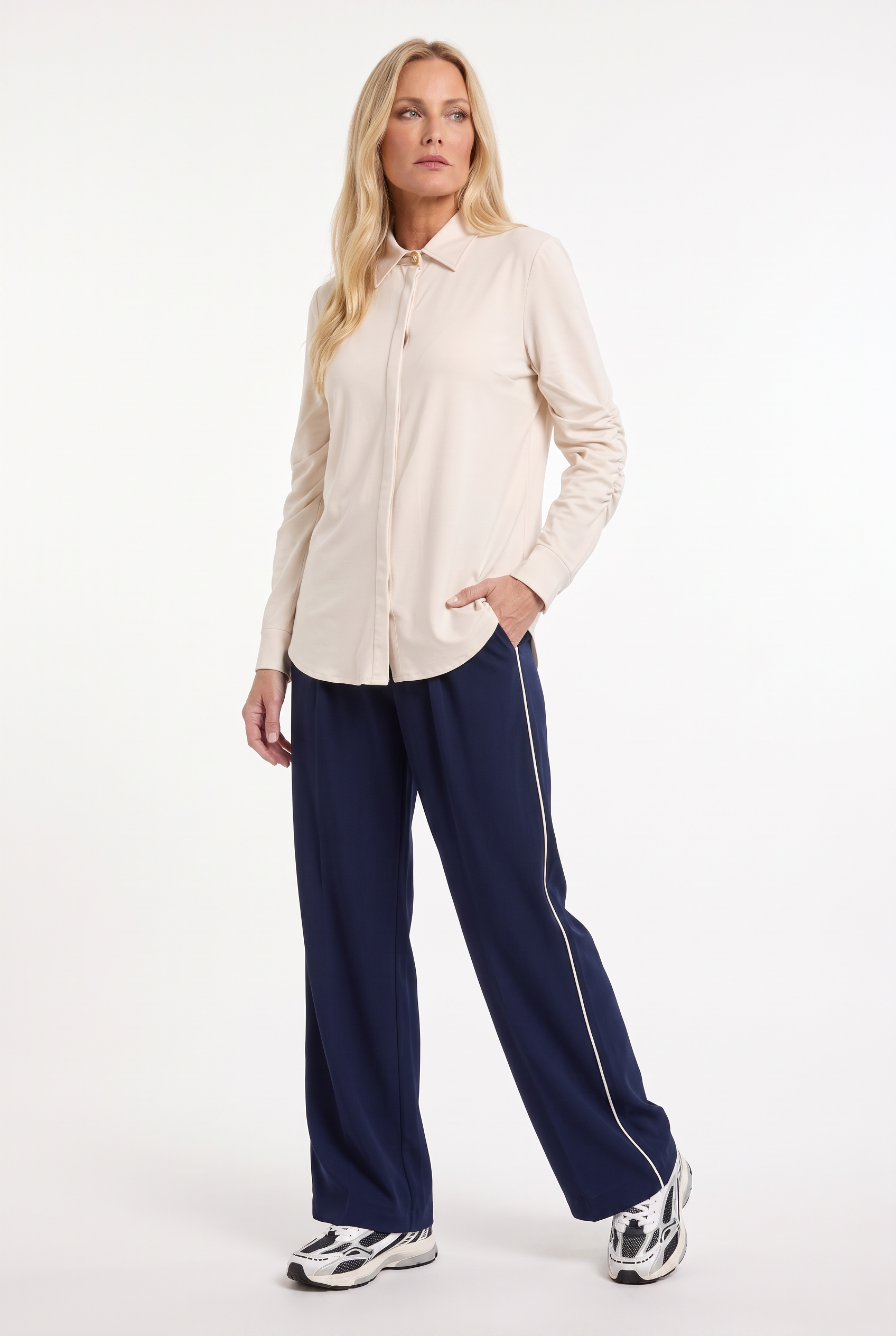 complete travel outfit met offwhite blouse en donkerblauwe broek 