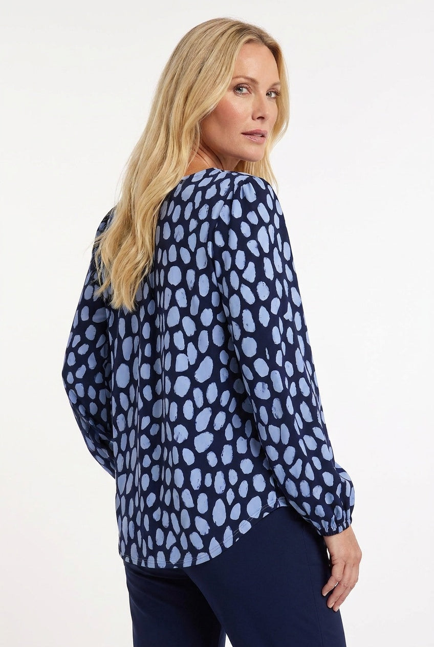 achterzijde blauw shirt met lange mouwen met lichtblauwe animal dots van maicazz