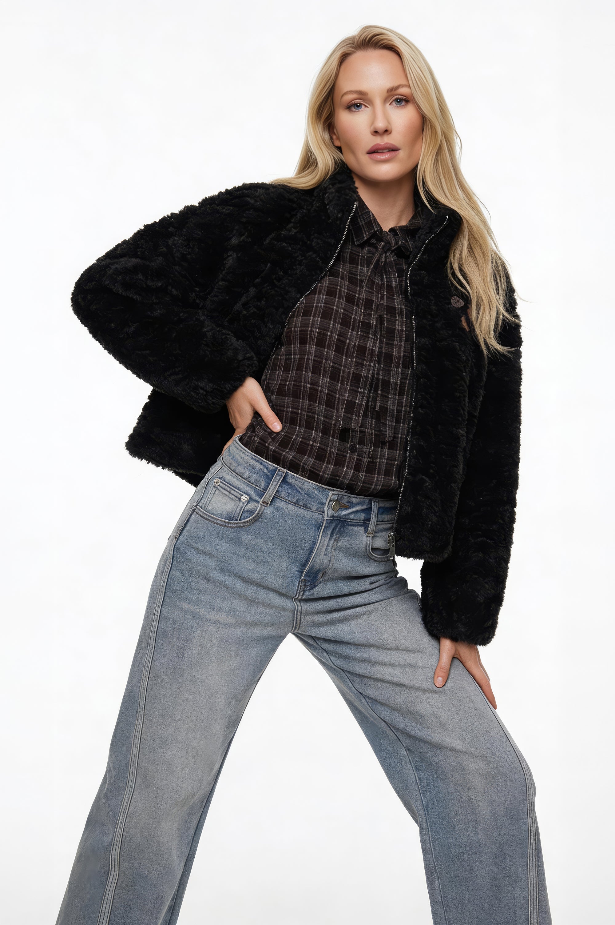 model poseert in de volterra donkerbruine geruite blouse van maicazz en lange mouwen en kraag met striklinten op een stoere jeans en met een warme jas voor de herfst