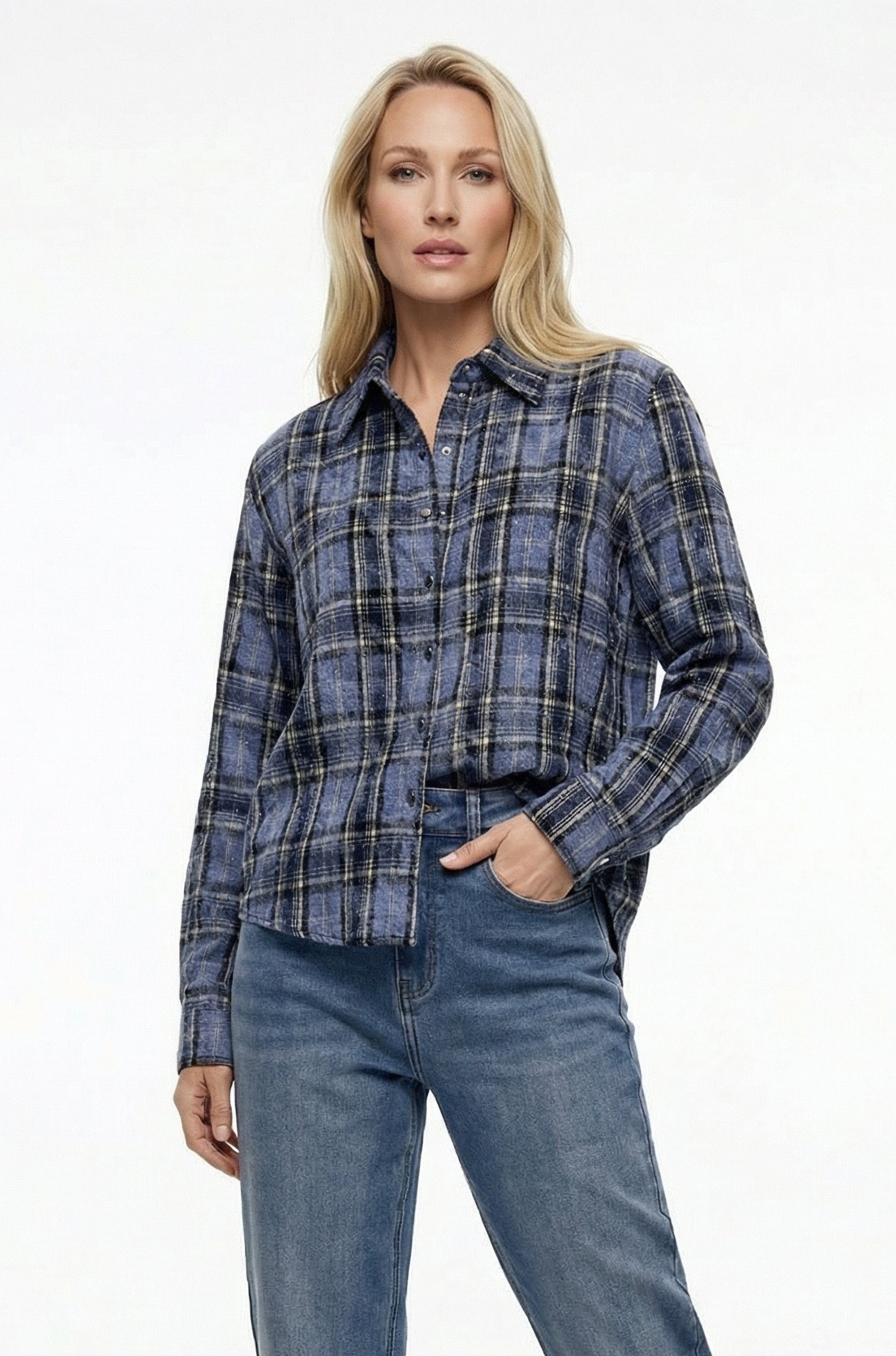 model draagt geruite blauwe blouse op een spijkerbroek
