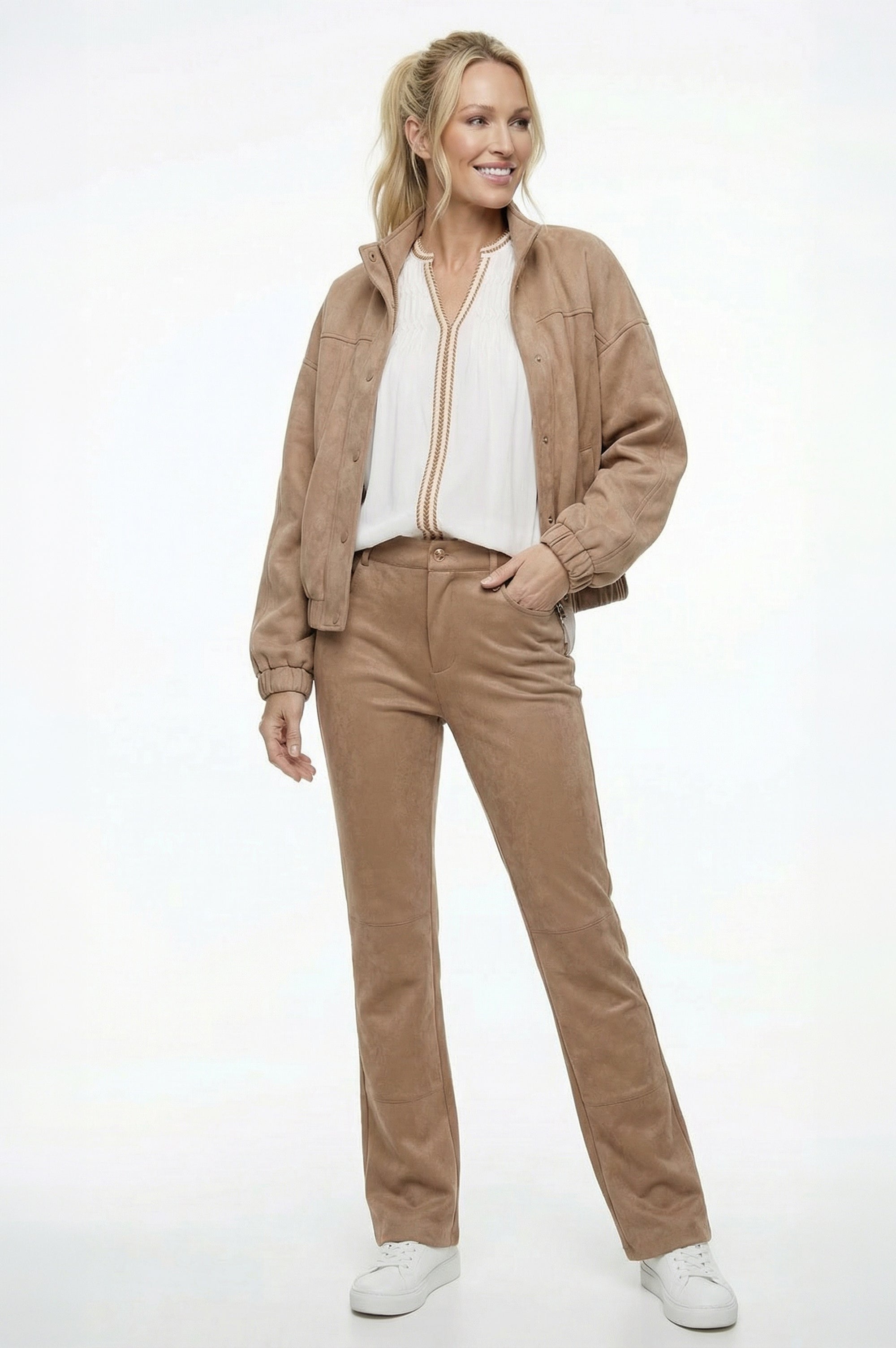 complete damesoutit met off-white damesblouse en zandkleur jas en broek