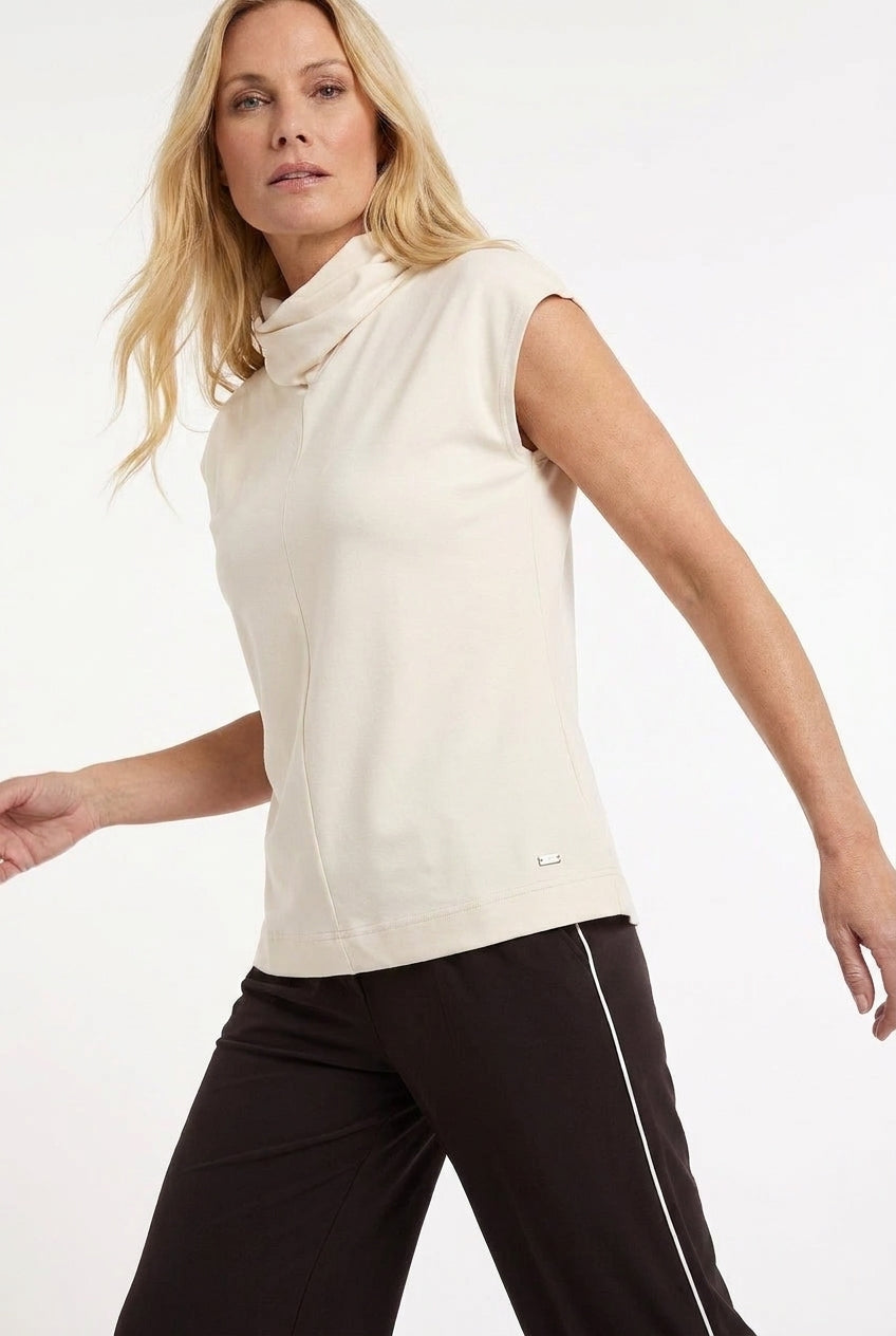 model draagt offwhite tokyo t-shirt boven een bruine broek met witte streep