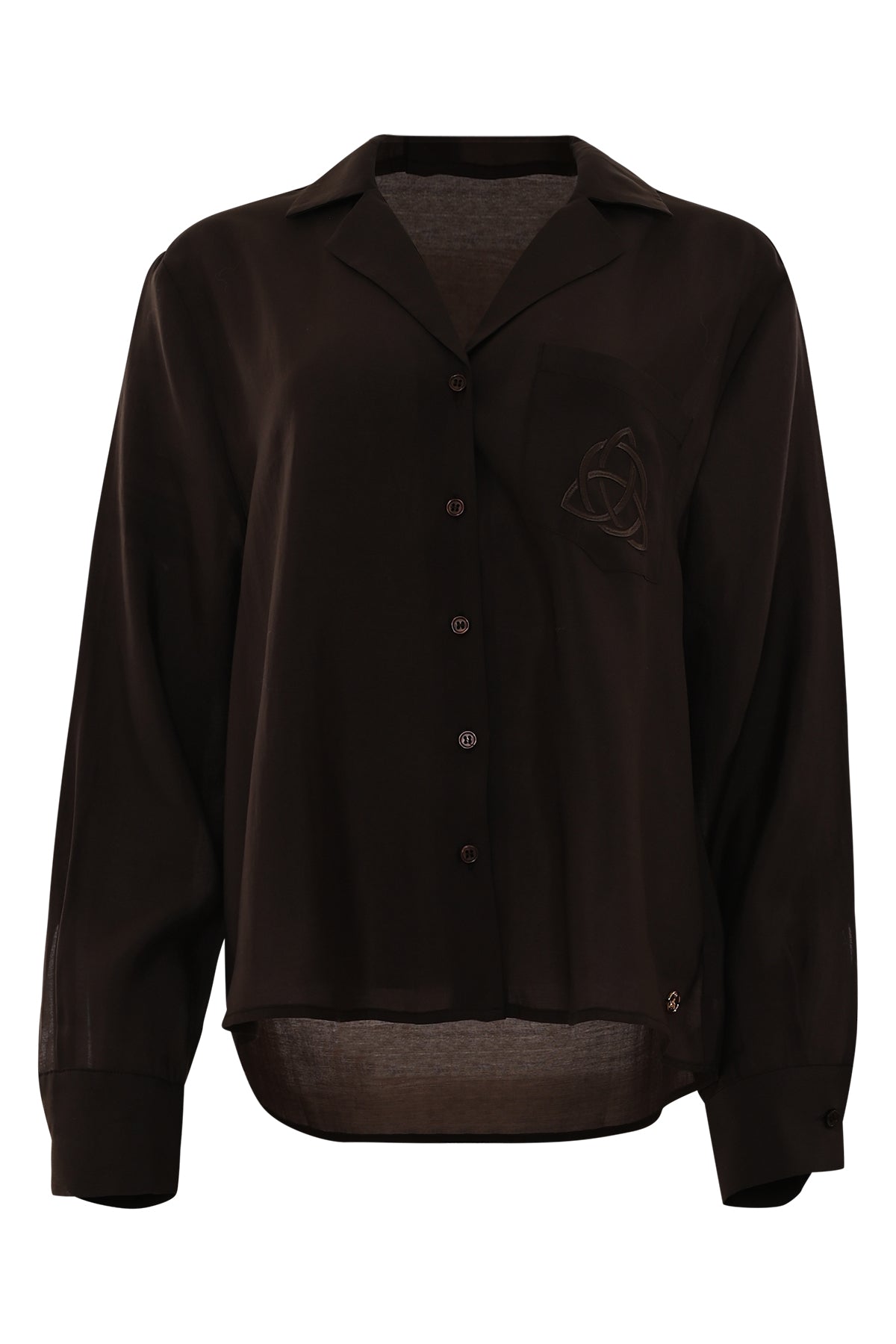 bruine blouse verty met lange mouwen, knoopsluiting en logo maicazz op de borstzak