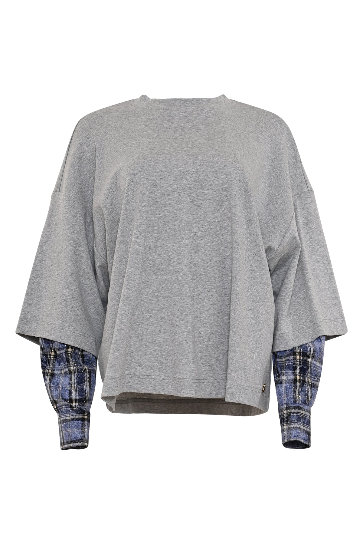 grijs oversized shirt met lange mouwen met daaraan vast blouse mouwen in een blauw ruitpatroon