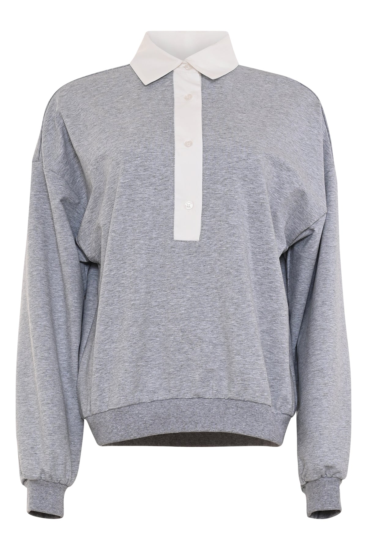 lichtgrijze trui met contrasterende offwhite polokraag en korte knoopsluiting van poplin