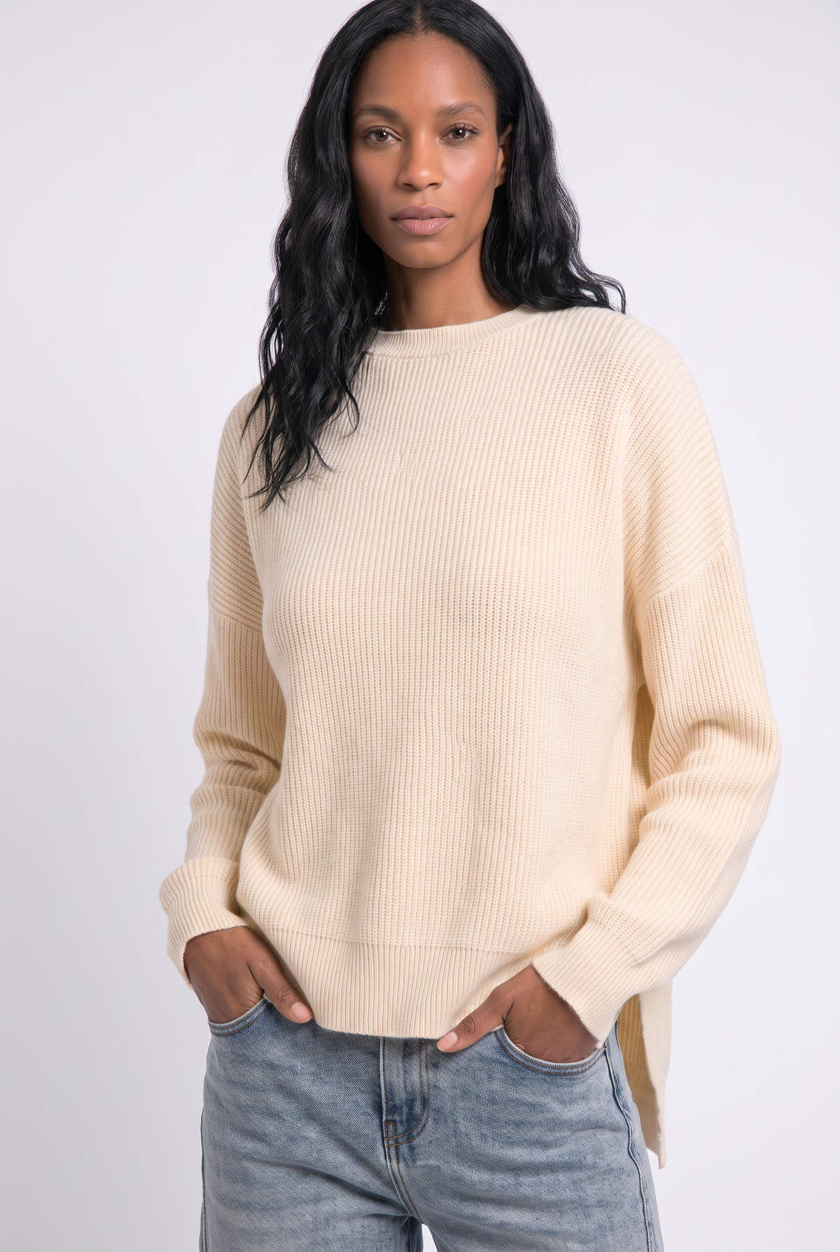 model draagt offwhite trui vay op een lichte denim