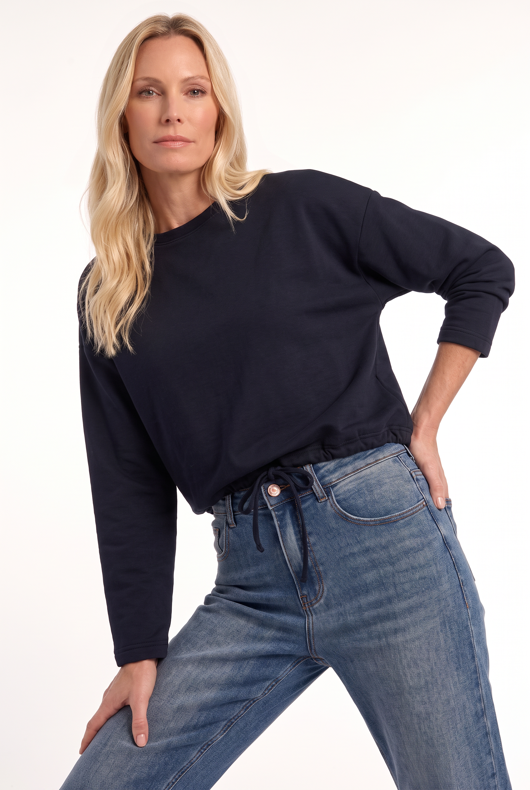 vlame trui donkerblauw gecombineerd met een spijkerbroek