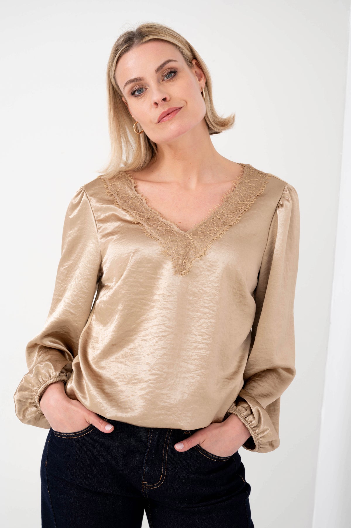 Zoha shirt goud met kanten v-hals