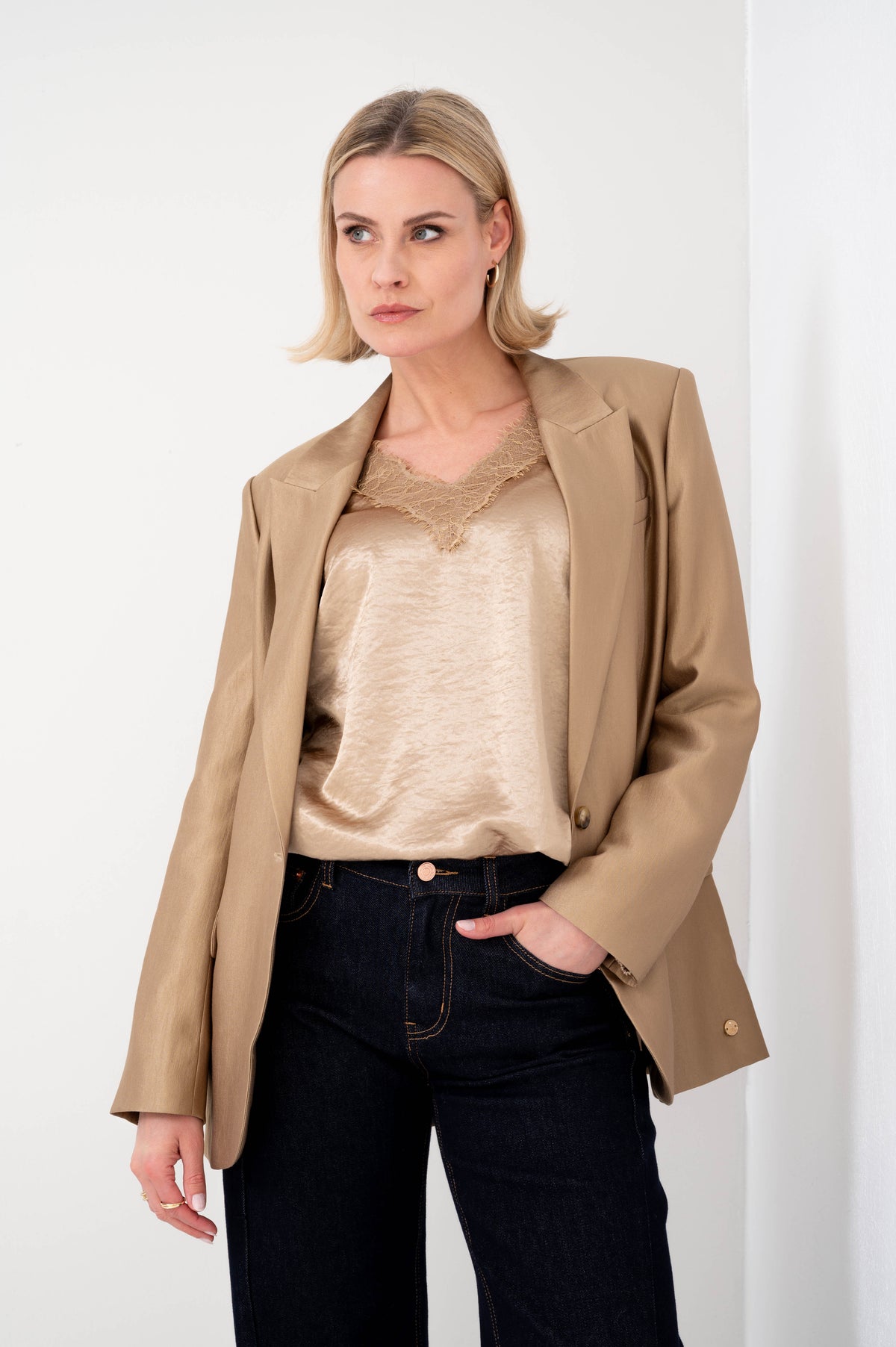 Zoha shirt goud met kanten v-hals